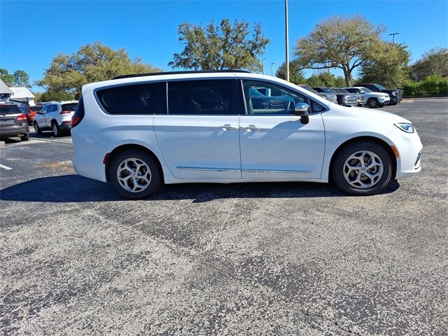 2023 Chrysler Pacifica Limited photo 3