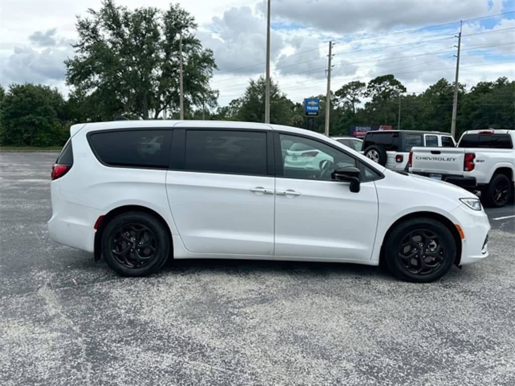 Used 2024 Chrysler Pacifica Plug-In Hybrid Select Van Passenger Van