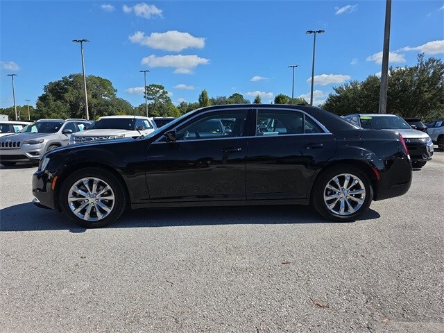 2022 Chrysler 300 Touring photo 4