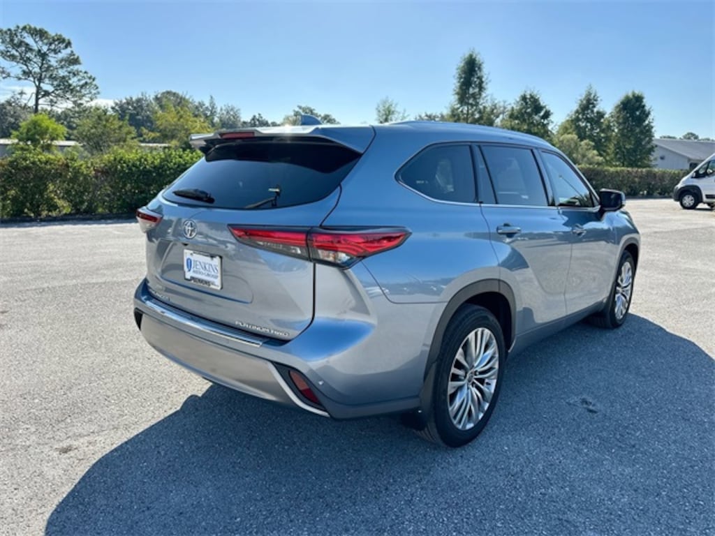Used 2023 Toyota Highlander L SUV