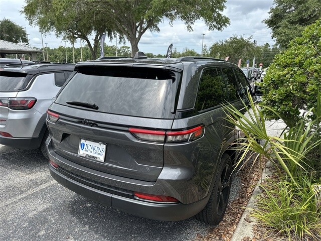 2023 Jeep Grand Cherokee Laredo photo 4