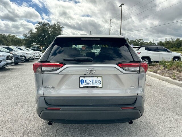 2022 Toyota RAV4 LE photo 2