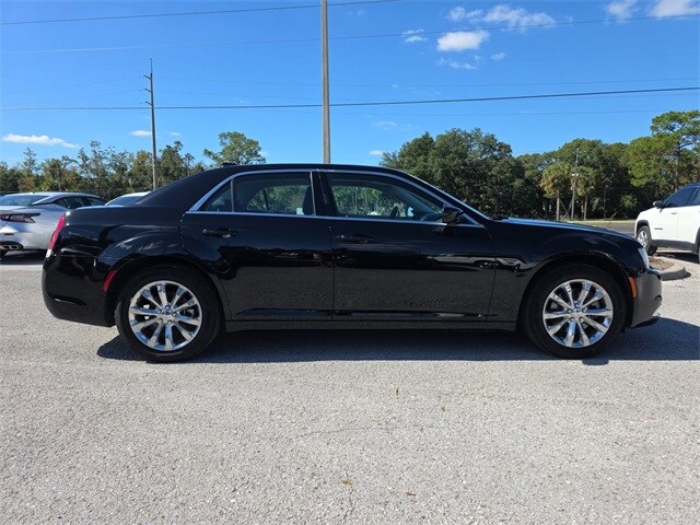 2022 Chrysler 300 Touring photo 3