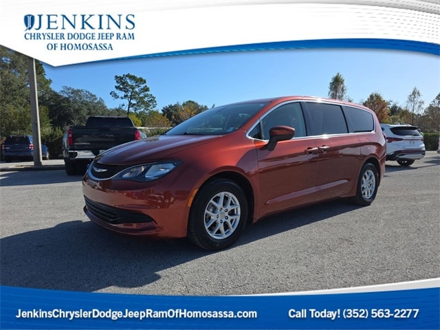 2018 Chrysler Pacifica LX's photo