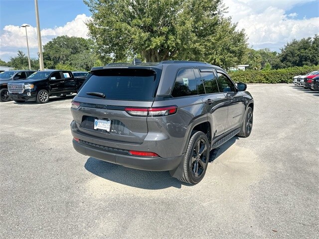 2024 Jeep Grand Cherokee Laredo Altitude photo 3