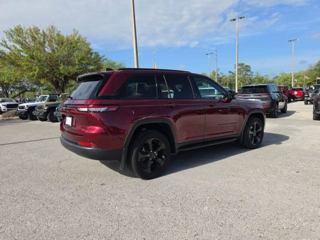 Used 2024 Jeep Grand Cherokee Laredo SUV