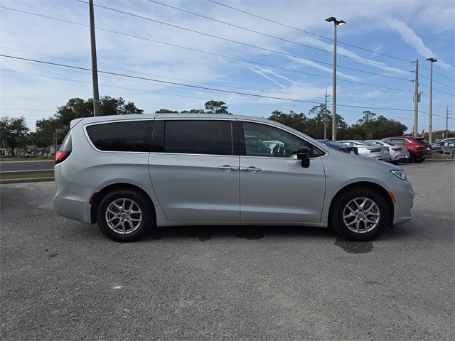 2024 Chrysler Pacifica Touring L photo 2