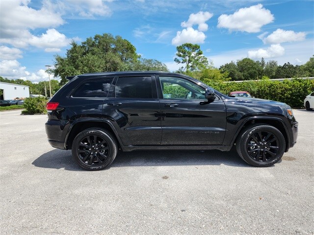 2021 Jeep Grand Cherokee Laredo X photo 3