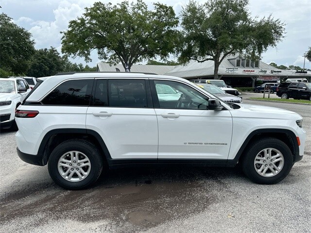 2023 Jeep Grand Cherokee Laredo photo 3