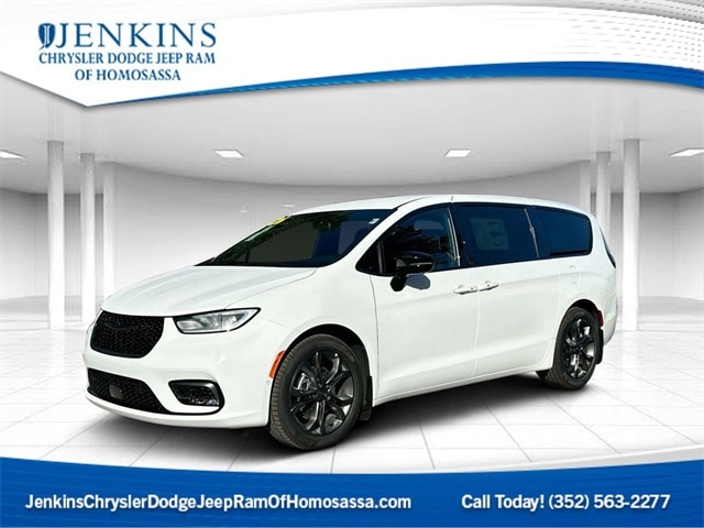 2026 Chrysler Pacifica Select's photo