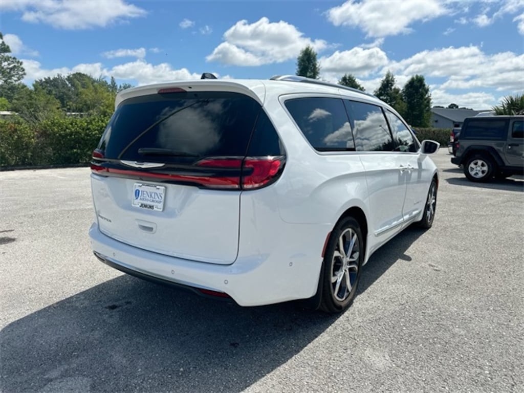 Used 2024 Chrysler Pacifica Pinnacle Van Passenger Van