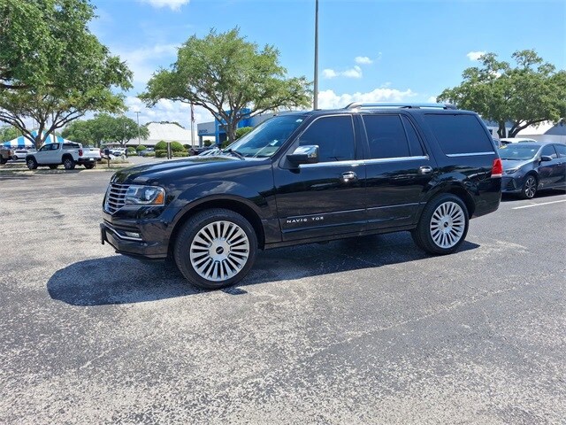 2017 Lincoln Navigator Select photo 2