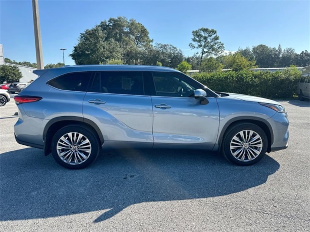 Used 2023 Toyota Highlander L SUV