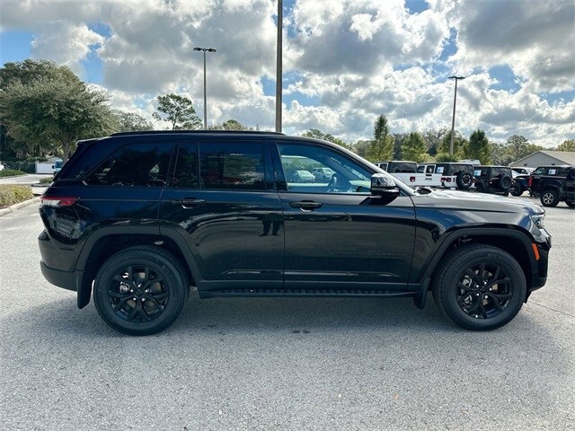 2025 Jeep Grand Cherokee Altitude photo 3