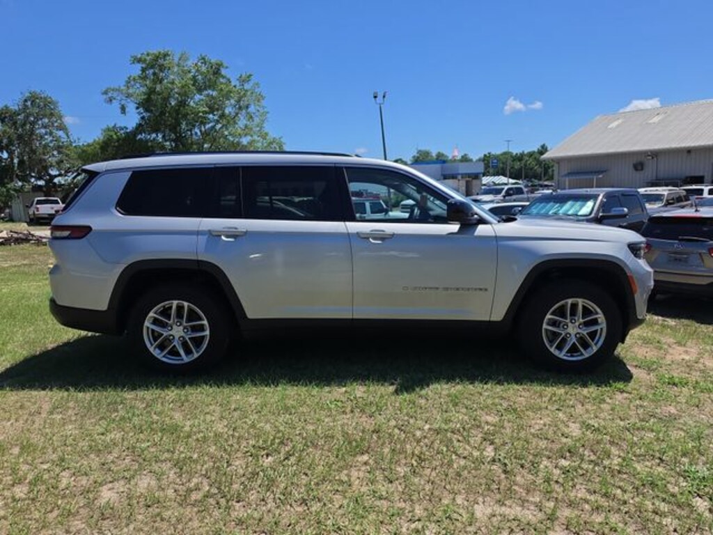 Used 2022 Jeep New Grand Cherokee Laredo SUV