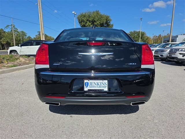 2022 Chrysler 300 Touring photo 3