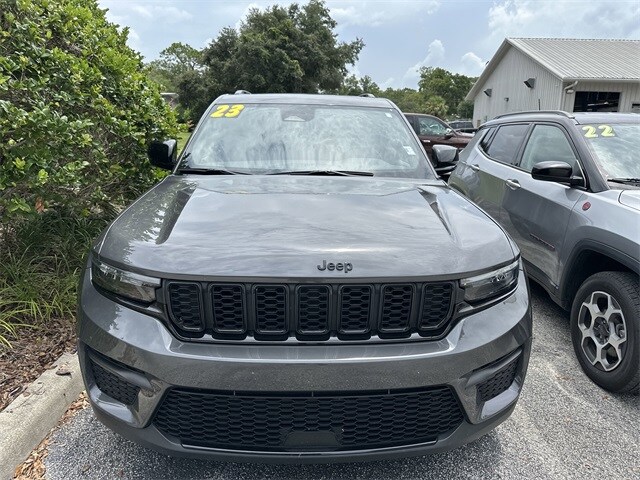 2023 Jeep Grand Cherokee Laredo photo 2