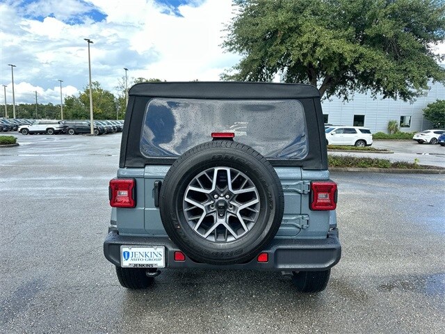 2024 Jeep Wrangler Sahara photo 4