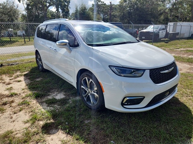 2024 Chrysler Pacifica Pinnacle photo 3