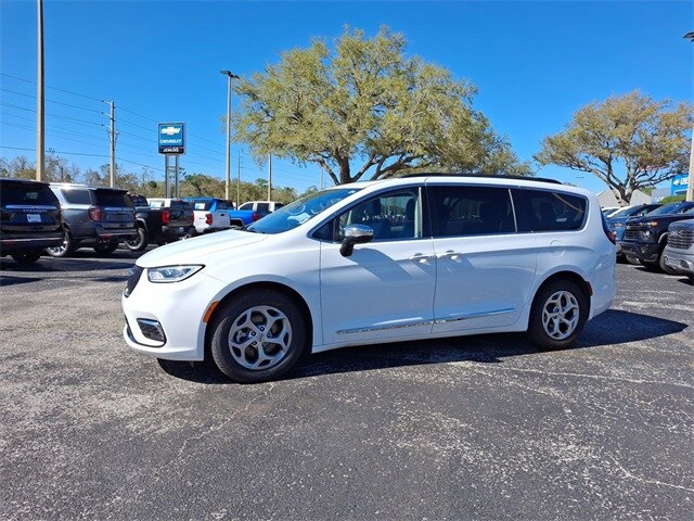 2023 Chrysler Pacifica Limited photo 2