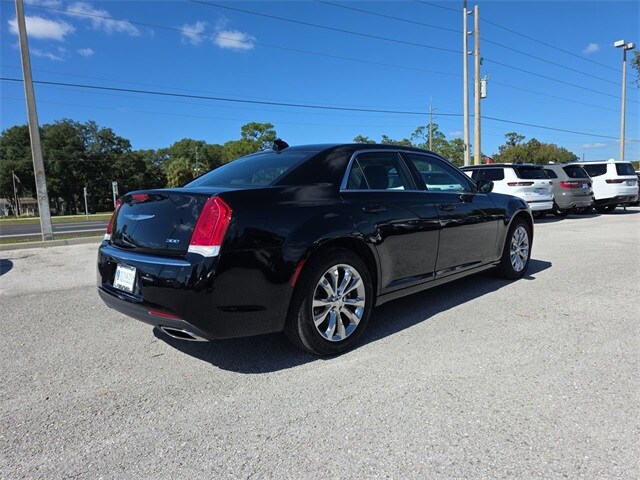 2022 Chrysler 300 Touring photo 2