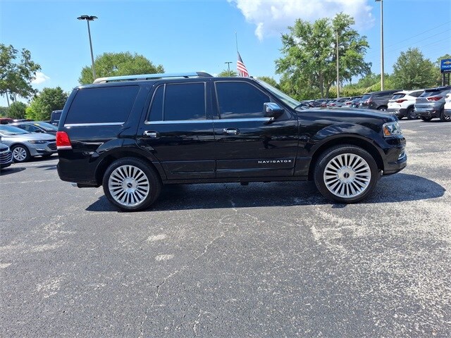 2017 Lincoln Navigator Select photo 3
