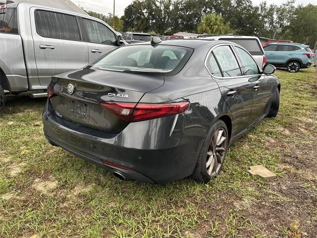 2017 Alfa Romeo Giulia Base photo 4
