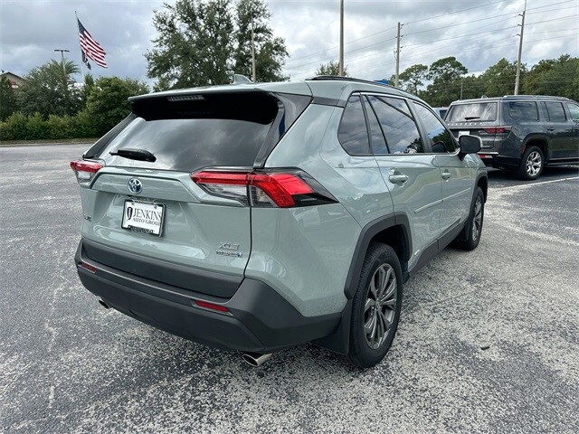 2022 Toyota RAV4 Hybrid XLE Premium photo 4