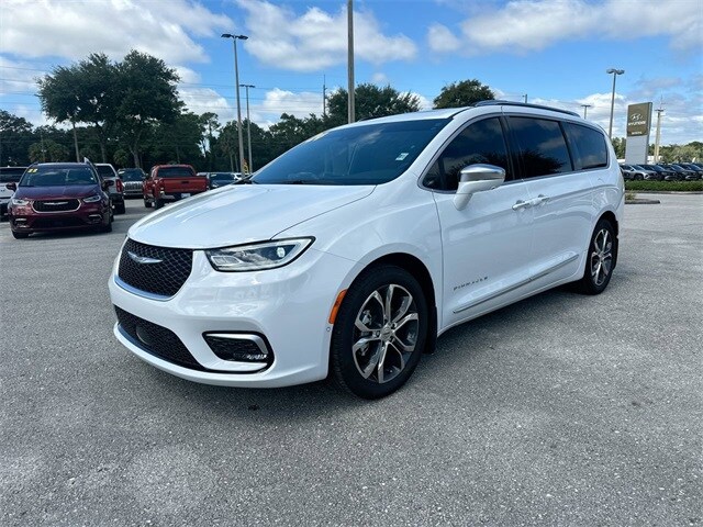 2024 Chrysler Pacifica Pinnacle photo 2