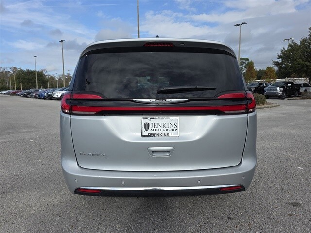 2024 Chrysler Pacifica Touring L photo 4
