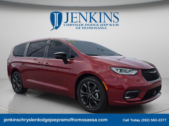 2026 Chrysler Pacifica Select's photo