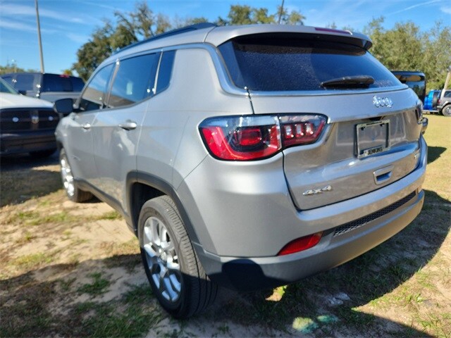 2023 Jeep Compass Latitude Lux photo 2
