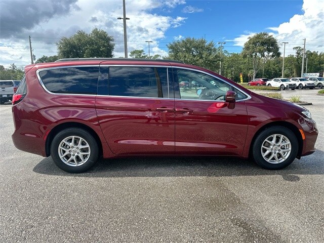 2022 Chrysler Pacifica Touring L photo 3