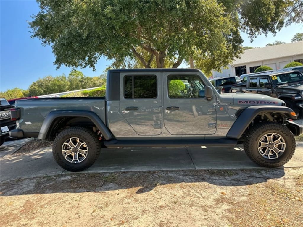 New 2025 Jeep Gladiator MOJAVE 4X4 Pickup