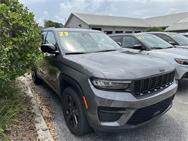 2023 Jeep Grand Cherokee Laredo photo 3