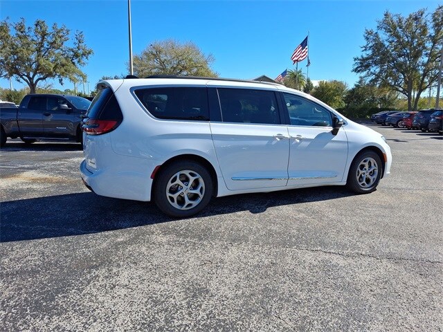 2023 Chrysler Pacifica Limited photo 4