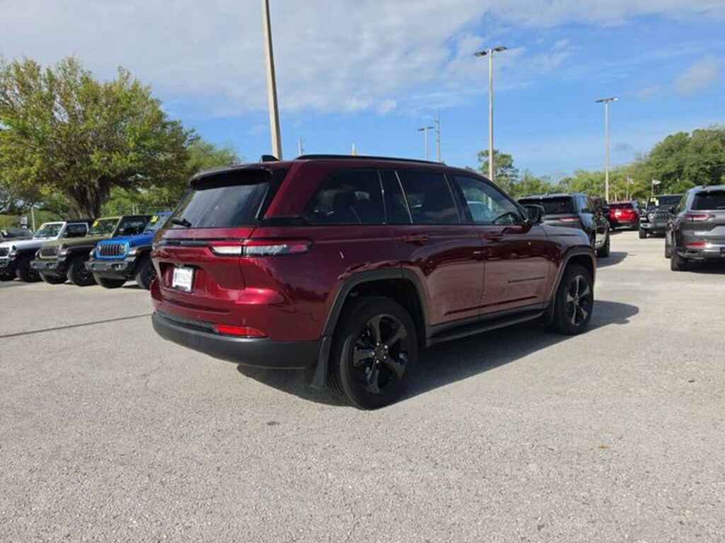 Used 2024 Jeep Grand Cherokee Laredo SUV