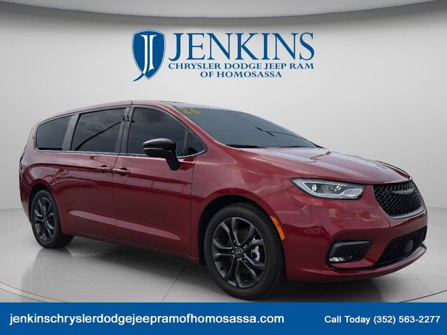 2026 Chrysler Pacifica Select's photo