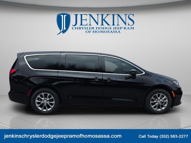 2026 Chrysler Pacifica Limited's photo