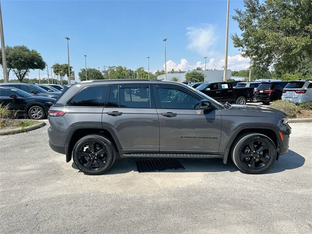 2024 Jeep Grand Cherokee Laredo Altitude photo 2