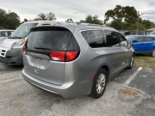 2020 Chrysler Pacifica Touring L photo 3