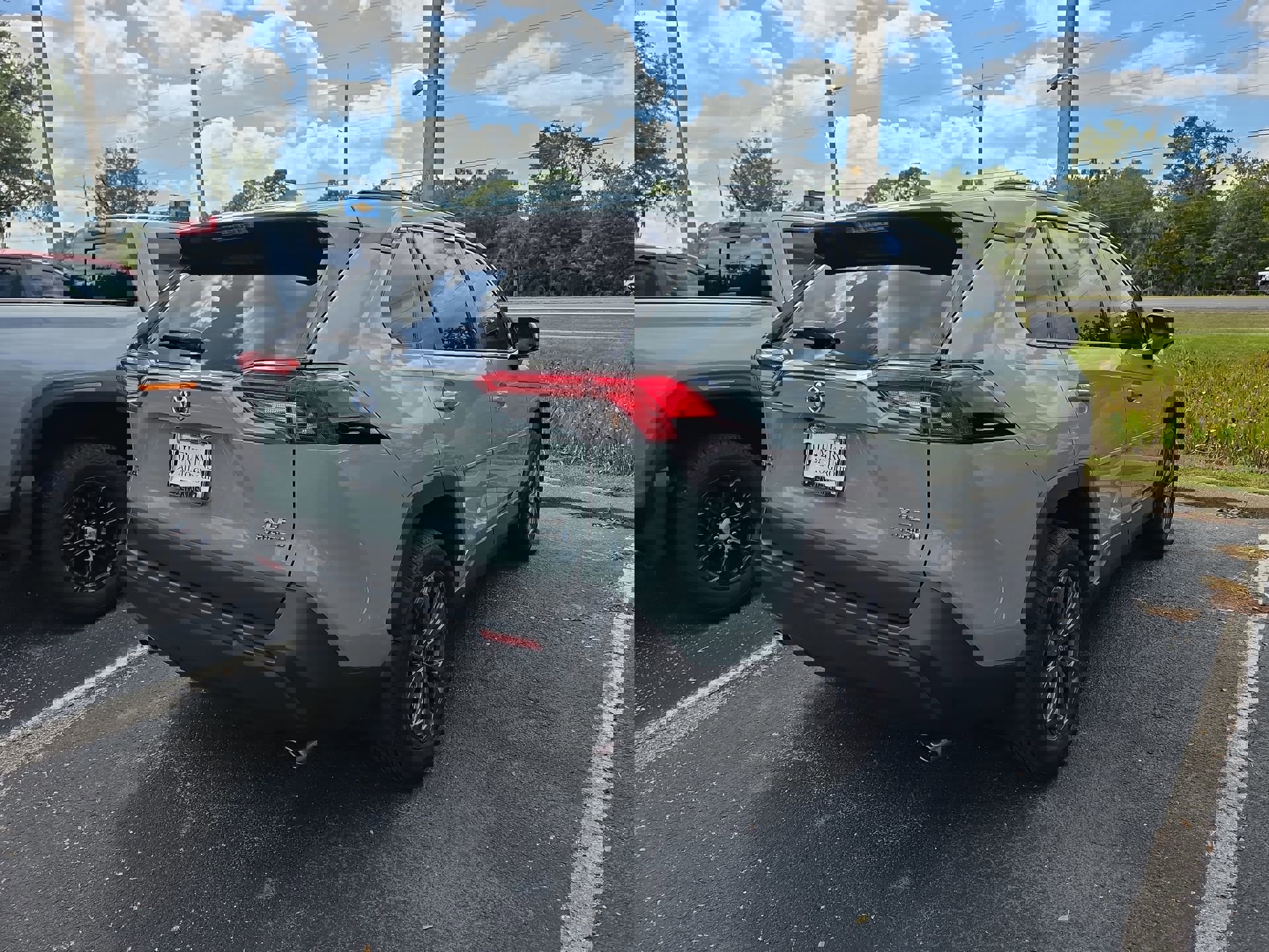 2022 Toyota RAV4 Hybrid XLE Premium photo 4