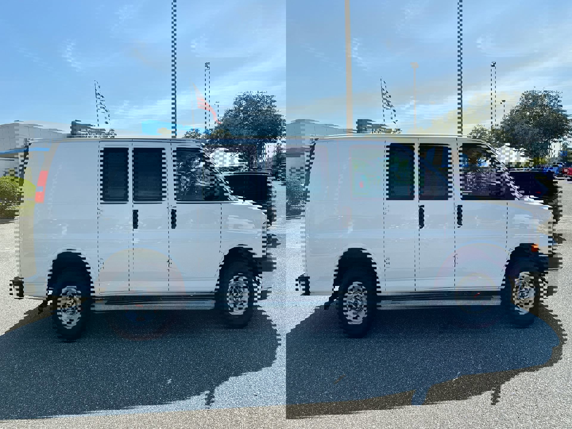 2024 Gmc Savana Cargo 2500 photo 3