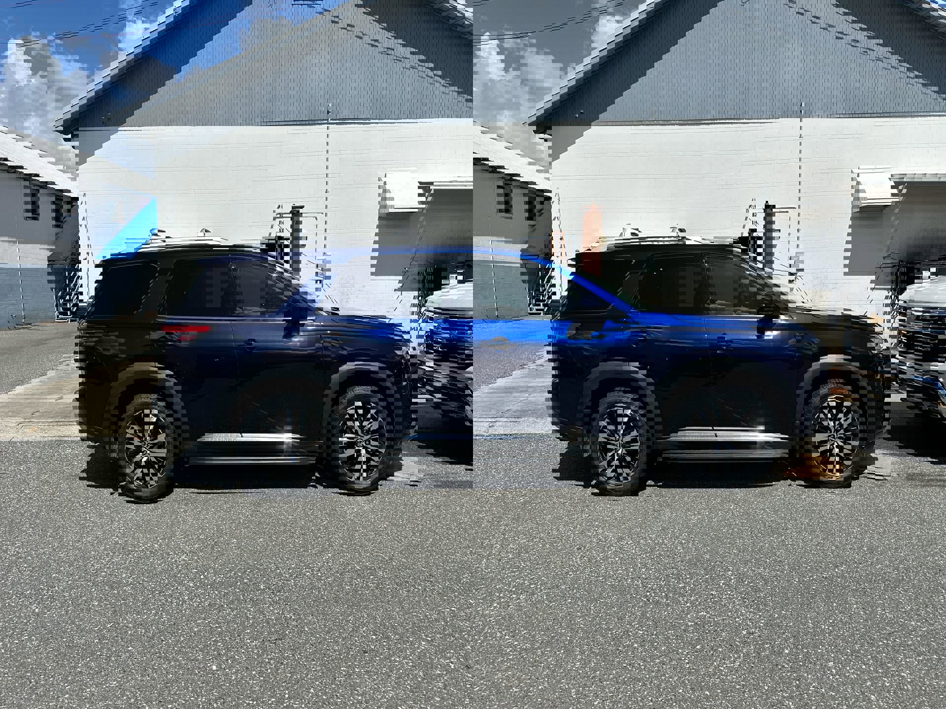 2023 Nissan Pathfinder Platinum photo 3