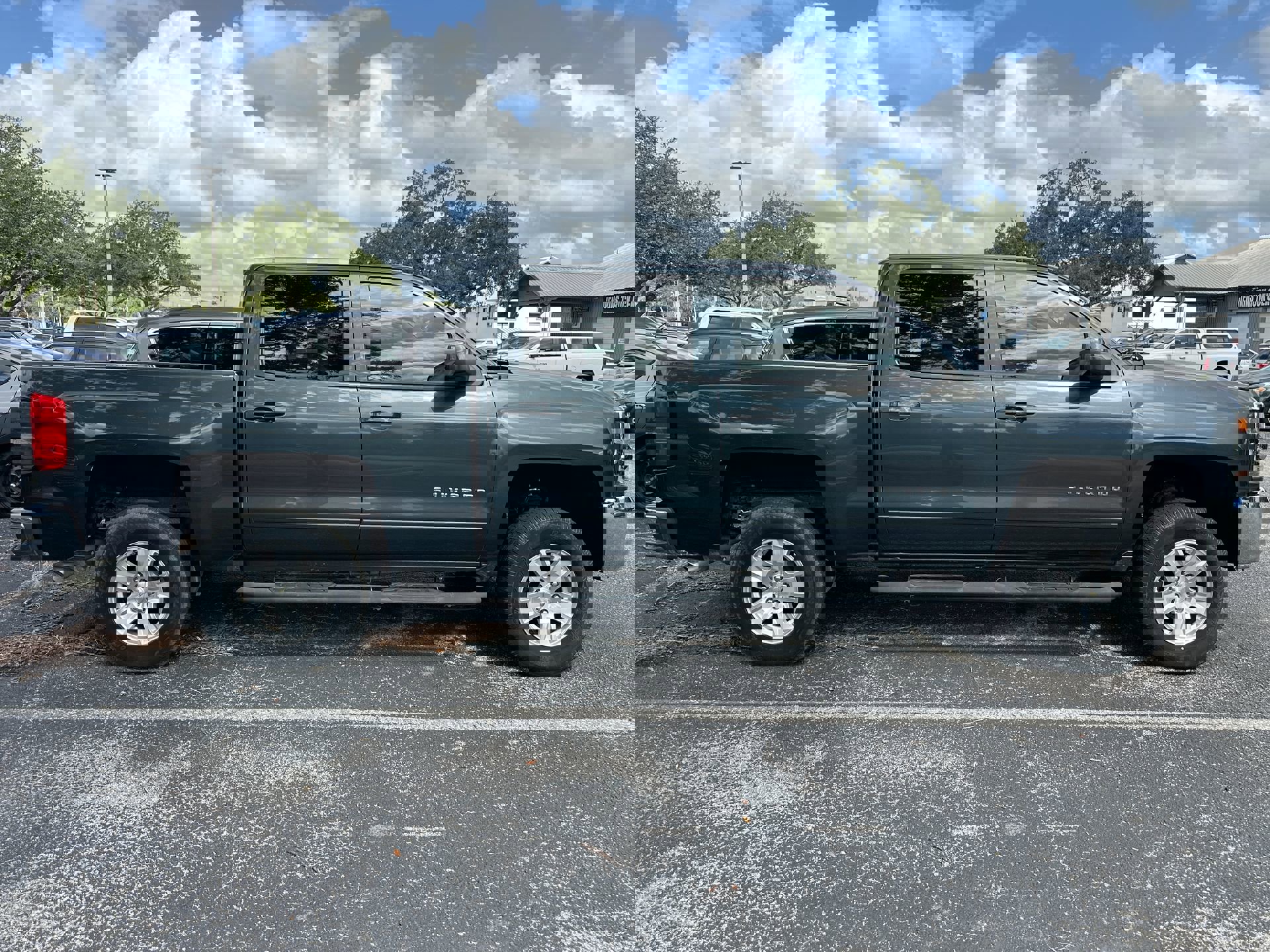 2018 Chevrolet Silverado 1500 LT photo 4