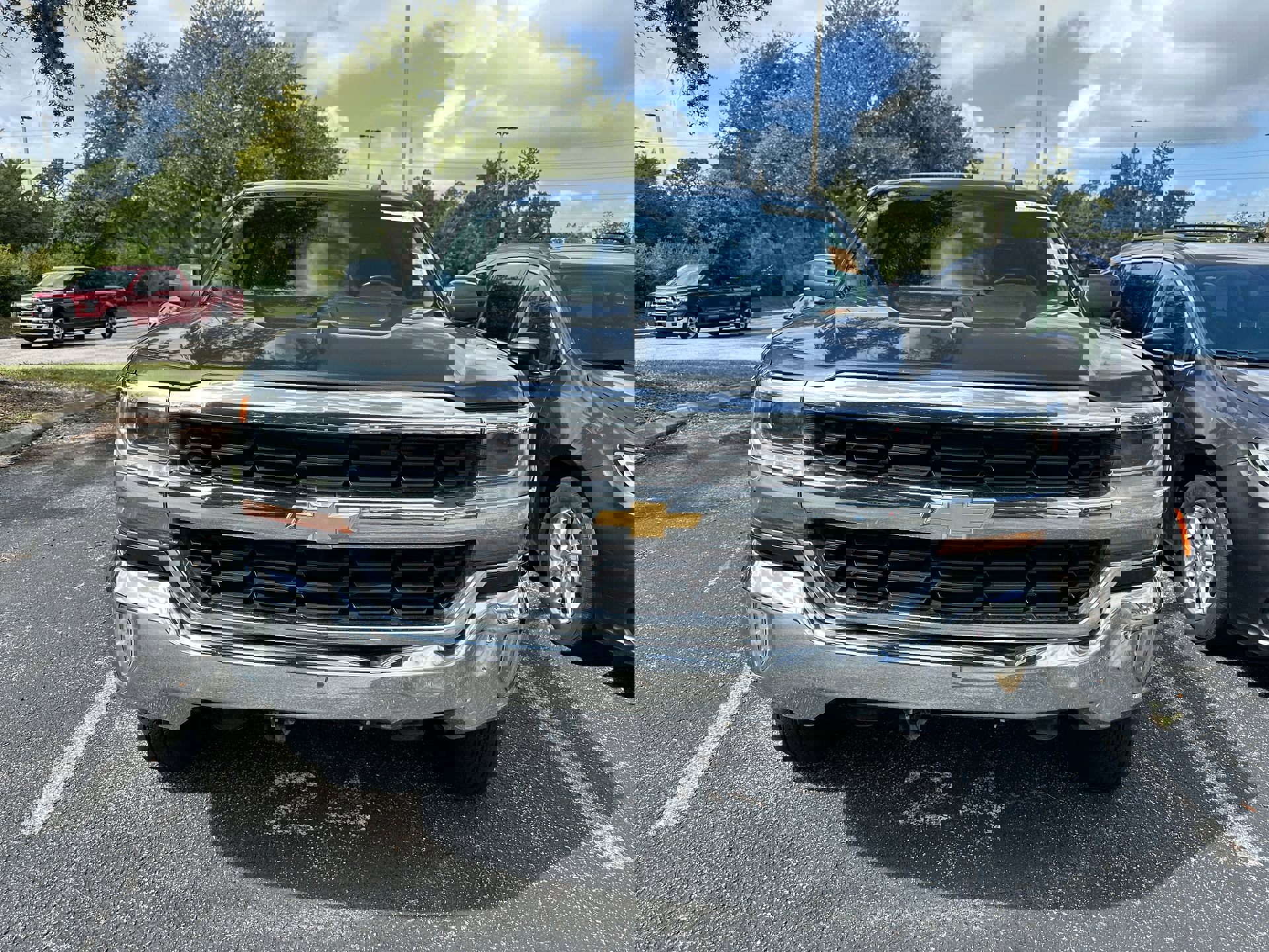 2018 Chevrolet Silverado 1500 LT photo 2
