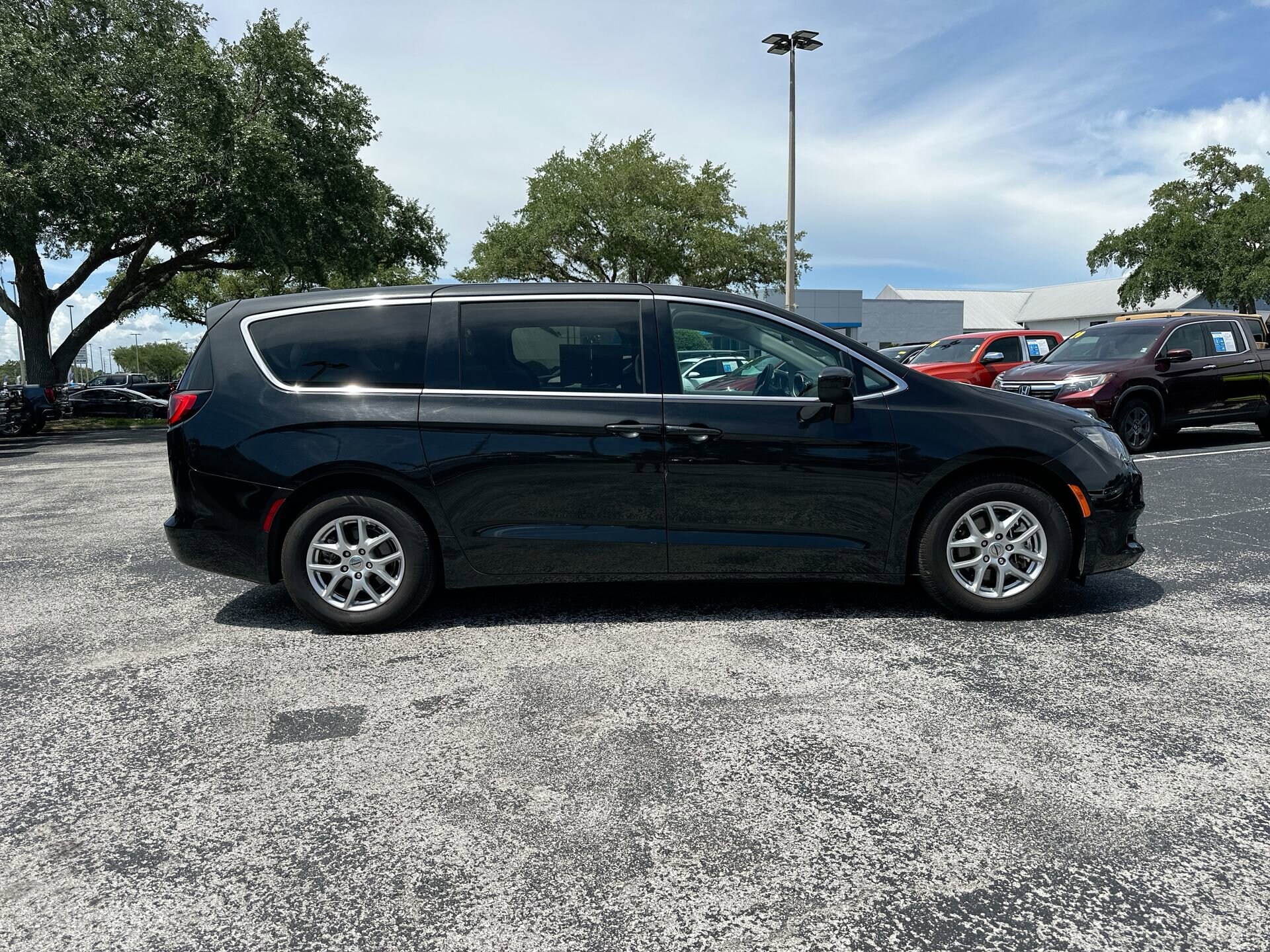 2022 Chrysler Voyager LX photo 3