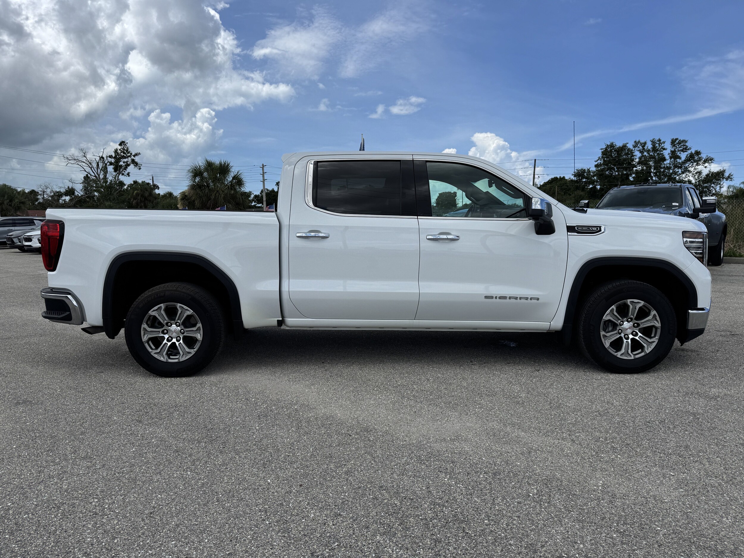 2024 Gmc Sierra 1500 SLT photo 3