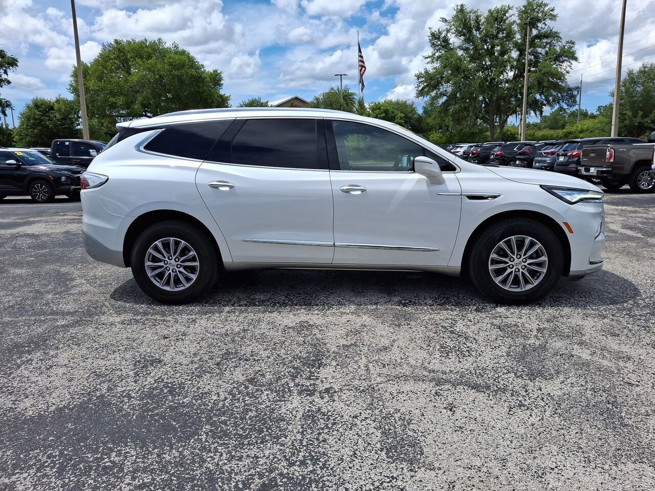 2023 Buick Enclave Essence photo 2