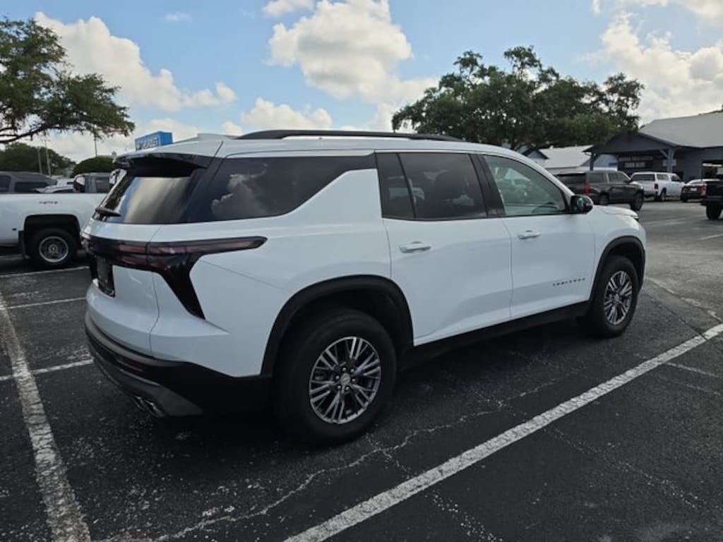 Used 2025 Chevrolet Traverse LT SUV